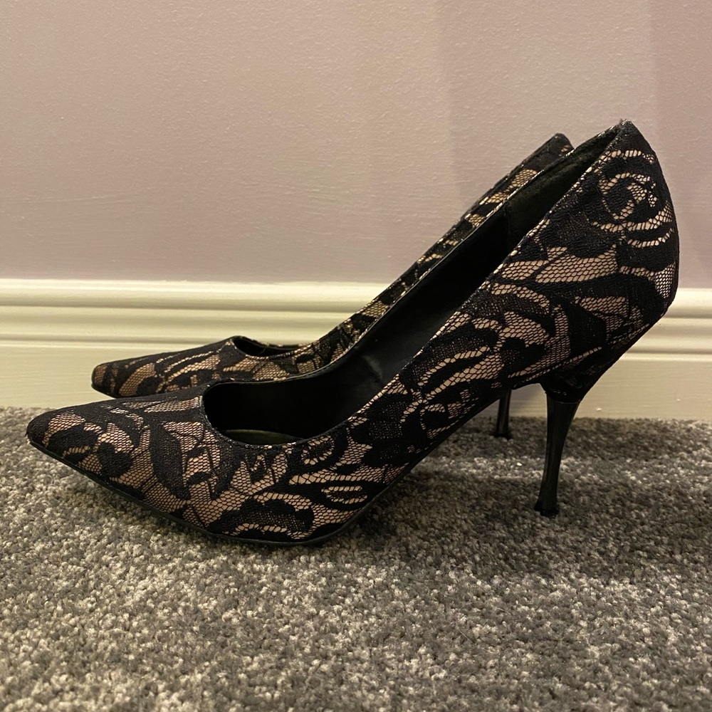 Black lace overlay pumps - Picture 4 of 5
